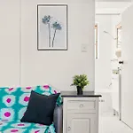 Convenient Studio In Trendy Inner-City Suburb