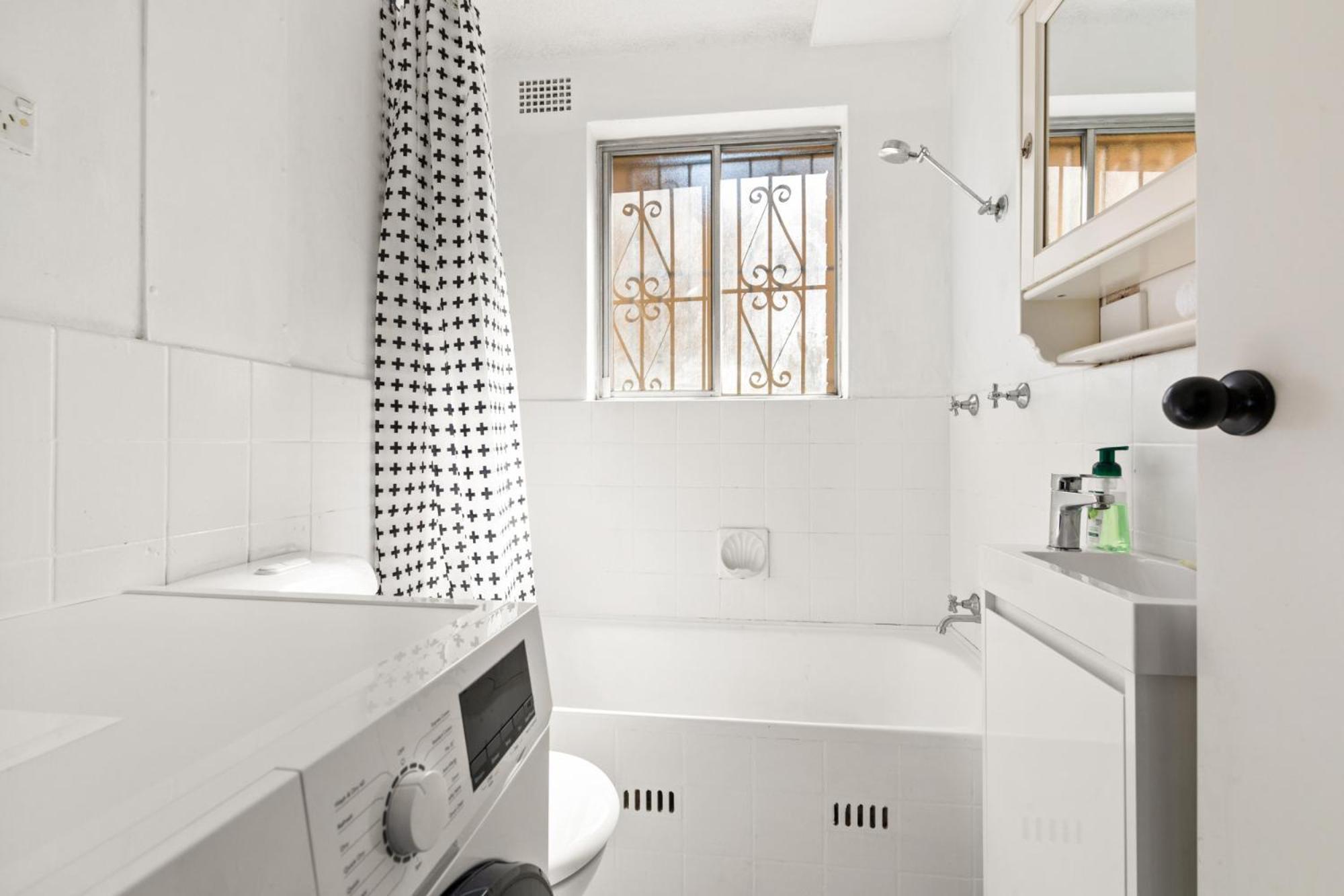 Convenient In Trendy Inner-city Suburb Apartment *