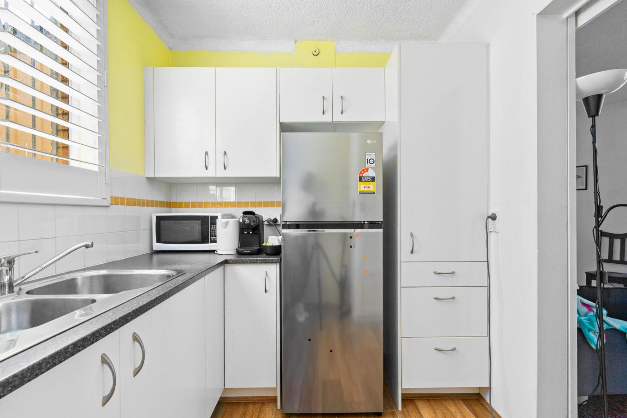 Convenient In Trendy Inner-city Suburb Apartment *