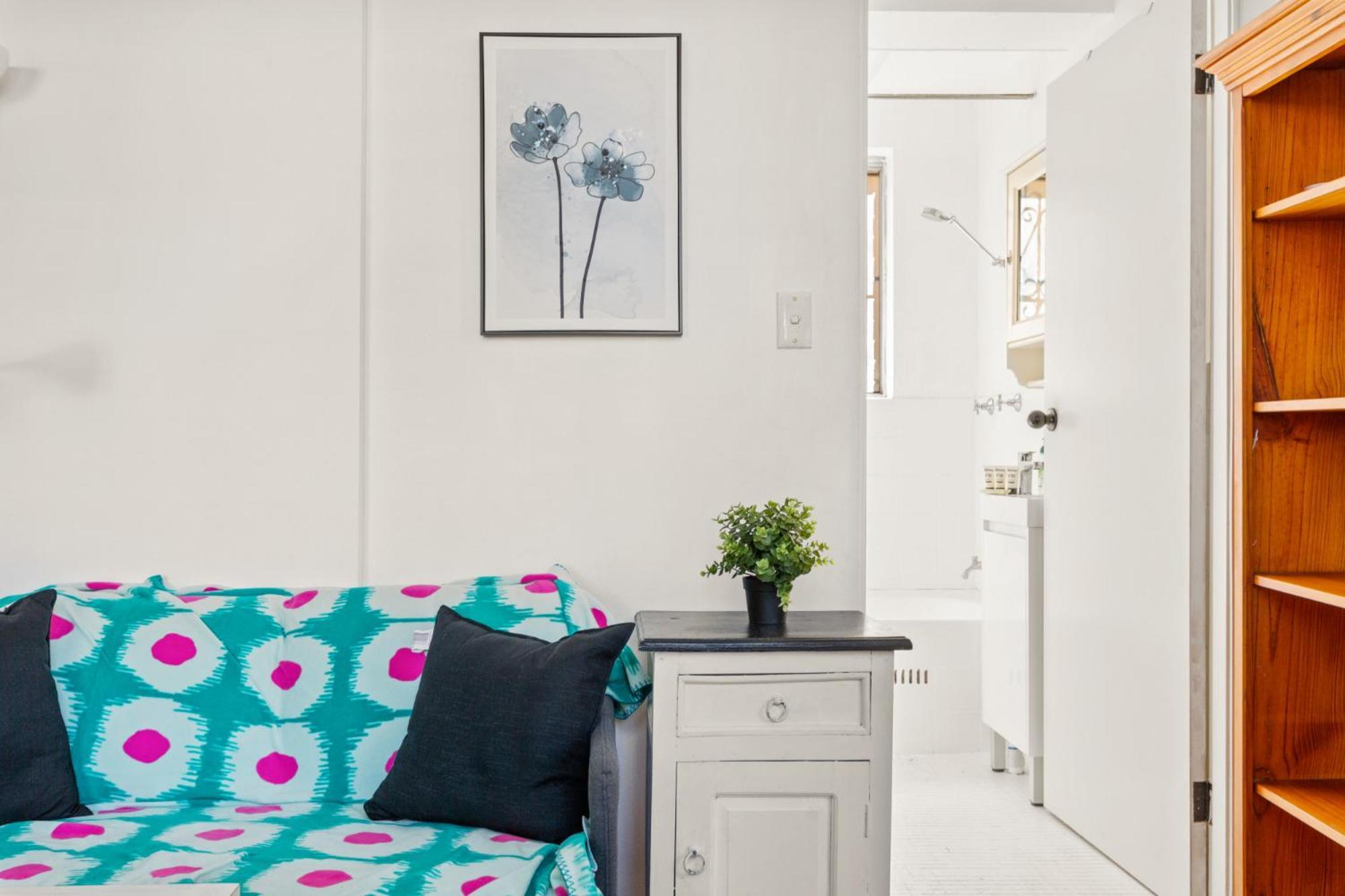 Convenient In Trendy Inner-city Suburb Apartment *