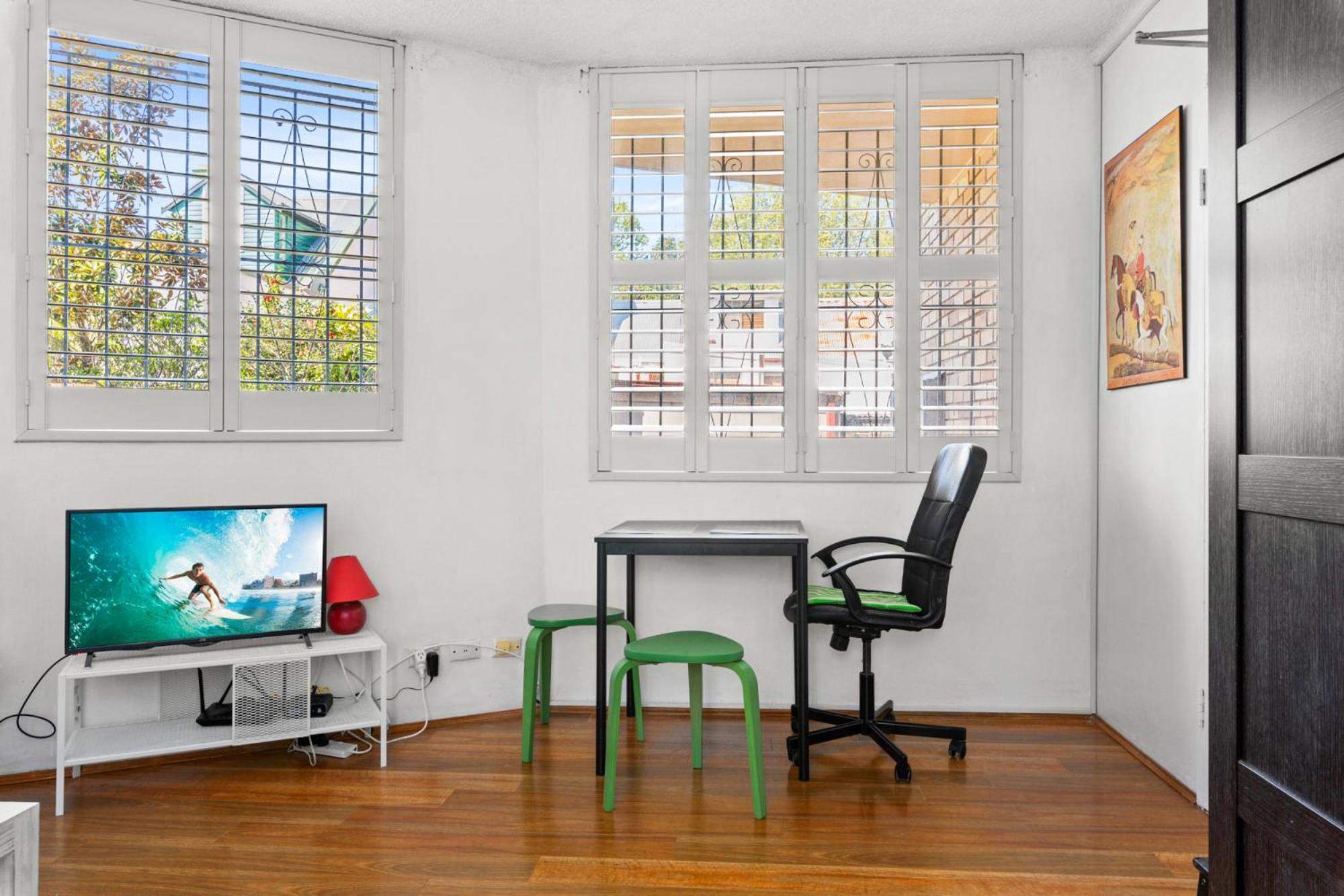 Convenient In Trendy Inner-city Suburb