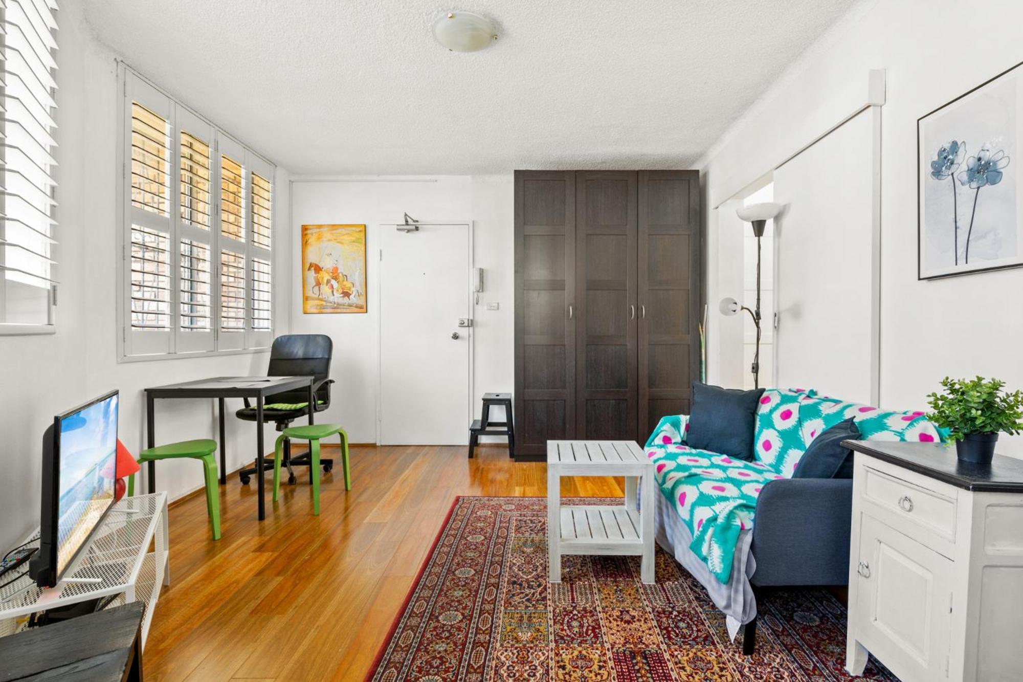 Apartment Convenient In Trendy Inner-city Suburb *