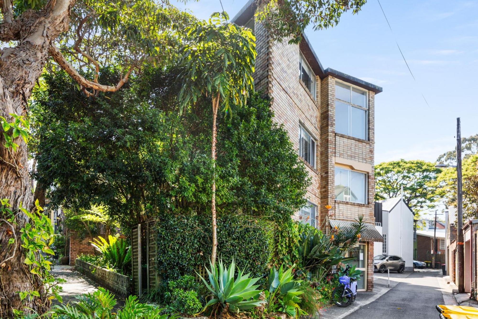 Convenient In Trendy Inner-city Suburb Apartment Sydney